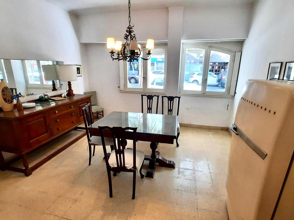 3 Ambientes a la calle, ventanal, planta baja. Con cocina separada y baño completo.