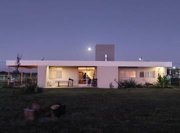 Casa · 115m² · 4 Ambientes · 1 Cochera · Casa de Diseño en Calle Sin Nombre, a 120 m de Calle La Querencia, Zona de Quintas