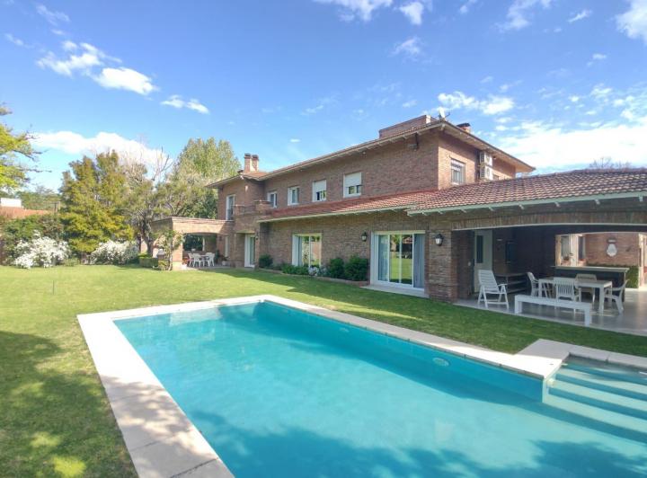 Casa · 480m² · 10 Ambientes · 2 Cocheras