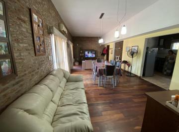 Casa · 252m² · 6 Ambientes · 2 Cocheras · Casa en Funes