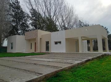 Casa · 152m² · 5 Ambientes · 2 Cocheras · Casa en Venta - 4 Dorm. 2 Baños - Cocheras - 1500 m² - Haras del Sol, Pilar
