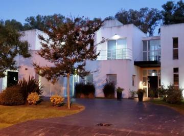 Casa · 330m² · 5 Ambientes · 2 Cocheras · Moderna Propiedad en Barrio Privado Santa Ana