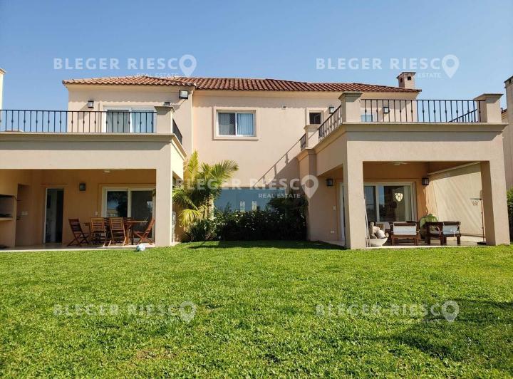 Casa · 231m² · 6 Ambientes · 1 Cochera