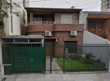 Casa · 203m² · 5 Ambientes · 1 Cochera · Se Vende en Pleno Centro de Caseros Casa de Dos Plantas 5 Ambientes Dos Baños Venta Inmediata F: 98
