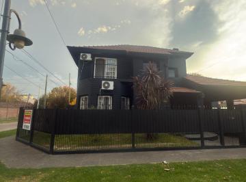 Casa · 204m² · 4 Ambientes · 2 Cocheras · Casa - Don Torcuato