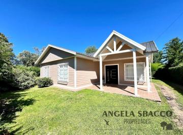 Quinta vacacional · 140m² · 4 Ambientes · 2 Cocheras · Hermosa Casa Quinta en Barrio Parque Jularo. Apto Credito!