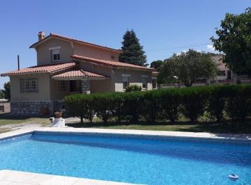 Casa · 250m² · 4 Dormitorios · 2 Cocheras · Chalet en Alquiler en Las Sierras de Cordoba