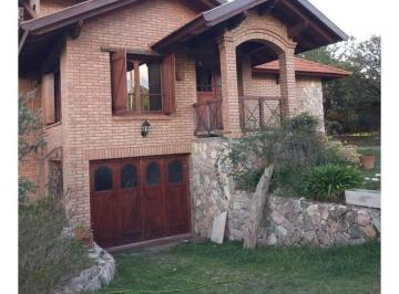 Casa · 230m² · 9 Ambientes · 2 Cocheras · Chalet en Venta en La Falda