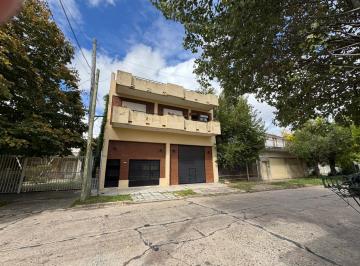 Casa de 4 ambientes, Tres de Febrero · Casa en Venta! 4 Ambientes en 3 Plantas con Gran Galpón y Garage - Caseros