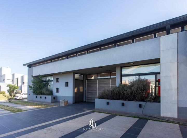 Casa · 298m² · 6 Ambientes · 2 Cocheras
