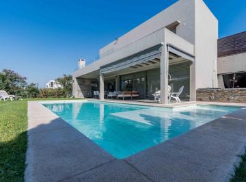 Casa · 220m² · 7 Ambientes · 2 Cocheras · Venta - Casa - San Sebastián, Funes