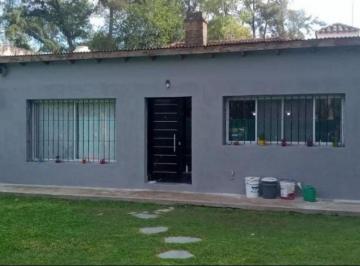 Casa · 140m² · 3 Ambientes · Venta / Permuta de Casa 3 Ambientes con Jardín