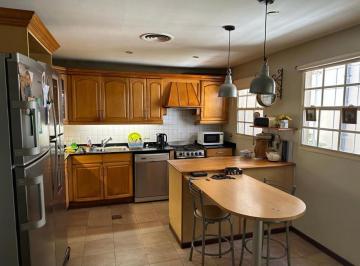 Casa de 5 ambientes, La Matanza · Casa de 329 m² con 4 Dorm. en Venta en Ramos Mejía