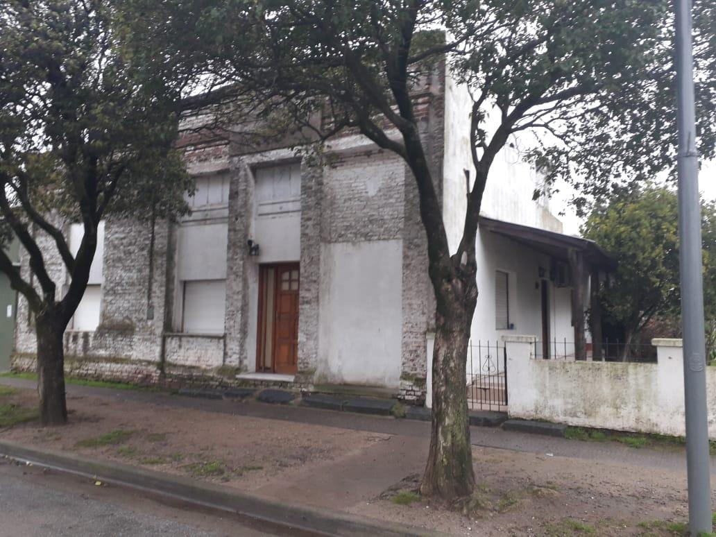 Amplia Propiedad en gardey, 3 dorm, 1 baño, 1 cochera