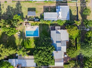 Casa · 269m² · 5 Ambientes · 2 Cocheras · Espectacular Chalet 4 Dorm. con Gran Quincho y Piscina