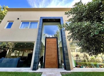 Casa · 335m² · 8 Ambientes · 2 Cocheras · Espectacular Casa en Venta con Muy Lindo Jardín, 2 Plantas - Acassuso - de Libertador Al Río