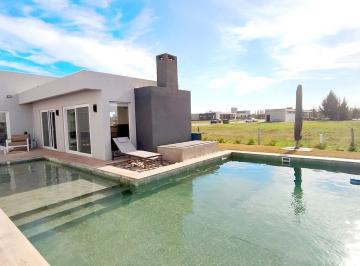 Casa · 216m² · 5 Ambientes · 2 Cocheras · Casa en Venta de 5 Ambientes en Barrio Cerrado Villalobos de Hudson Berazategui