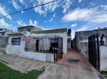 Casa de 3 ambientes, Rosario · Oportunidad Casa con Jardin Zona Sur