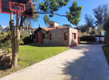 Casa · 165m² · 3 Ambientes · 2 Cocheras · Casa Chalet con Quincho, Reciclado. Bosque Peralta Ramos. Impecable.