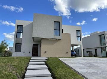 Casa · 260m² · 4 Ambientes · 1 Cochera · Casa en Alquiler en Terralagos Canning