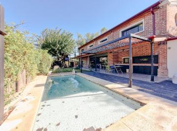 Casa · 200m² · 5 Ambientes · 2 Cocheras · Venta - Casa de 3 Dorm. en Funes