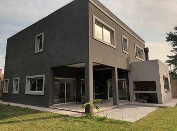Casa · 250m² · 4 Ambientes · 2 Cocheras · Casa de Cuatro Ambientes en Pilar