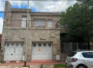Casa · 300m² · 10 Ambientes · 2 Cocheras · Casa en Venta - 3 Habitaciones - 2 Cocheras - Barrio Centro