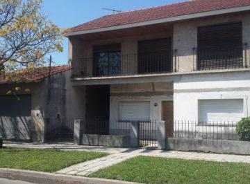 Casa · 219m² · 7 Ambientes · 2 Cocheras · Casa Ideal 2 Familias o Renta con Local o Depto 2 Amb