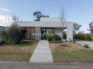 Casa · 143m² · 4 Ambientes · 2 Cocheras · Casa en Alquiler Canning Barrio San Lucas 4 Amb
