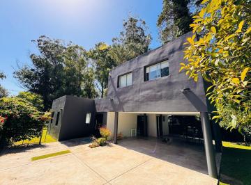 Casa · 153m² · 4 Ambientes · 1 Cochera · Casa en El Bosque Peralta Ramos de Tres Ambientes con Piscina