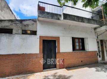Casa · 167m² · 4 Ambientes · Casa en Lote de 8.66x31.75 m en Santa Catalina Al 1300 - 167 m² Cub Posib Garage P/2 Autos