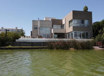 Casa · 859m² · 7 Ambientes · 3 Cocheras · Casa en Venta con Vista Amplia Al Canal en Nuevo Quilmes