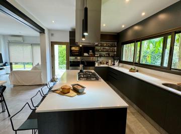 Casa de 7 ambientes, Tigre · Casa Super Canchera en Club Newman en Venta
