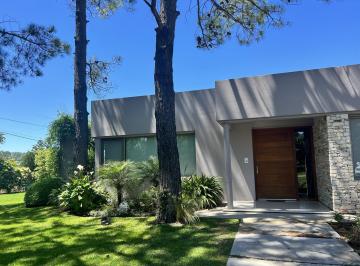 Casa · 400m² · 6 Ambientes · 2 Cocheras · Moderna Casa en Venta en Club de Campo San Diego