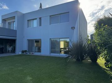 Casa · 260m² · 5 Ambientes · 3 Cocheras · Casa en Venta en Fincas de Iraola Dos