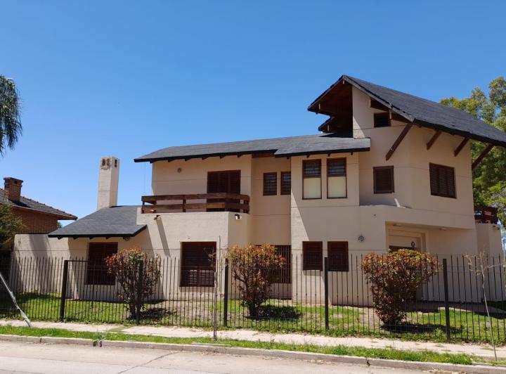 Casa · 400m² · 3 Ambientes · 2 Cocheras