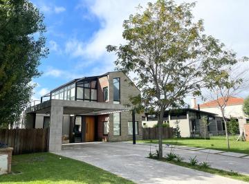 Casa · 180m² · 5 Ambientes · Casa con Diseño Único en Venta, Barrio Privado Arenas del Sur