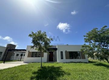 Casa · 165m² · 3 Dormitorios · 1 Cochera · Casa en Venta Barrio Rumenco Joven