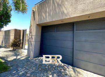 Casa · 380m² · 7 Ambientes · 2 Cocheras · Venta Casa Castelar 7 Ambientes Pileta Parrilla