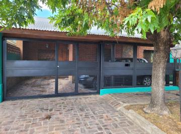 Casa · 120m² · 5 Ambientes · 2 Cocheras · Casa en Venta con 4 Habitaciones