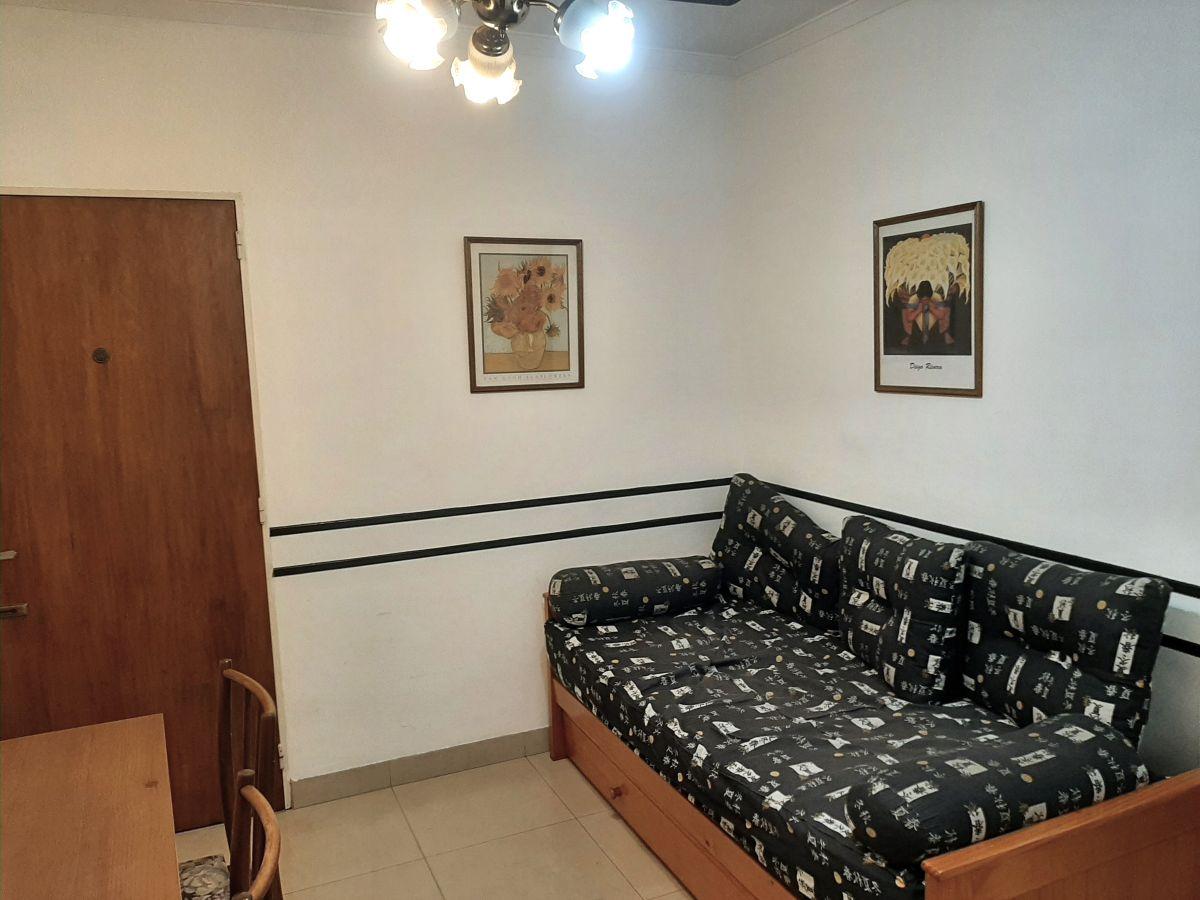 Alquiler 24 Meses. Impecable departamento al frente de 1 y 1/2 ambientes con muebles y equipamiento en 3º piso con Balcón