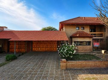 Casa · 415m² · 4 Ambientes · 4 Cocheras · Tejas del Sur. 3 Dorm., Cochera Para 4 Autos, Pileta, 1000 m² de Terreno!