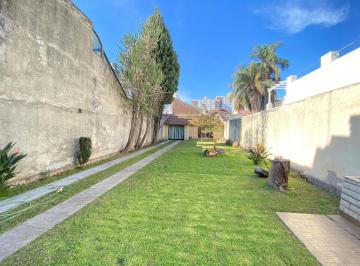 Casa · 250m² · 5 Ambientes · 2 Cocheras · Av Carabobo 700 - Hermosa Casa de 5 Ambientes con Impresionante Jardin en Flores