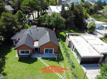 Casa · 240m² · 4 Ambientes · Casa en Centro Playa, 4 Ambientes a Estrenar!