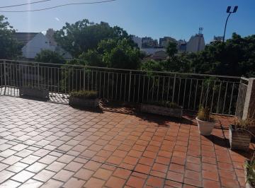 Casa Alquiler de 5 ambientes · Excelente Propiedad Entrada Independiente Balcon Corrido Quincho Cerrado Parril