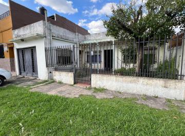 Casa · 100m² · 3 Ambientes · 2 Cocheras · Casa 3 Amb a Reciclar con Cochera y Patio Apto Credito