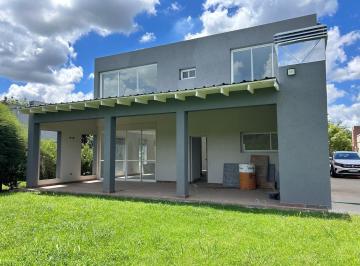 Casa · 198m² · 6 Ambientes · 2 Cocheras · Importante Casa en Venta en Los Robles