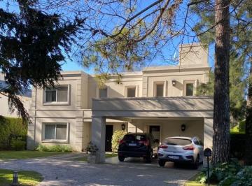 Quinta vacacional · 380m² · Casa Quinta en Venta en Highland Park Cc, Pilar, G. B. a. Zona Norte