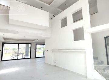 Casa · 228m² · 4 Ambientes · 1 Cochera · Casa en Venta a Estrenar de Cuatro Ambientes Sobre un Lote Central en Villalobos - Pueblos del Plata