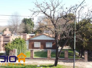 Casa · 242m² · 6 Ambientes · 2 Cocheras · Chalet en Burzaco - Sobre Av "Espora" - Ideal Inversiónista Lote de 1072 m² - Apta Credito